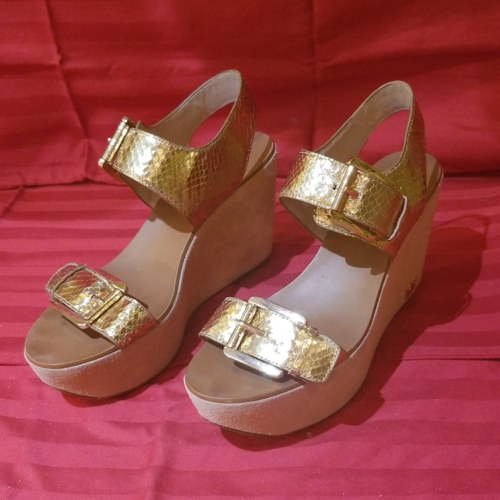 Michael Kors gold 4" wedge sz 7.5 - Picture 4 of 5